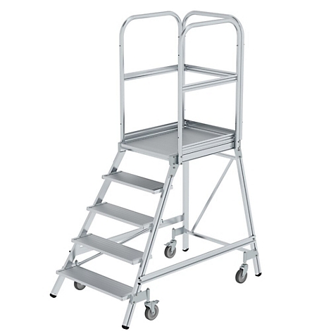 Escabeau argenté avec plateforme et roulettes. Montée par cinq marches. En haut avec garde-corps et petite surface de travail.