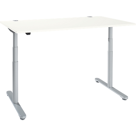 Un escritorio blanco regulable en altura con patas plateadas. La mesa tiene una tapa rectangular.