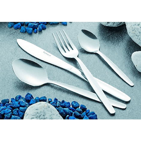 Bestekset op een grijze tafel, omringd door blauwe stenen en rotsen.