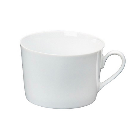 Weißer, zylindrischer Becher mit Henkel vor weißem Hintergrund.