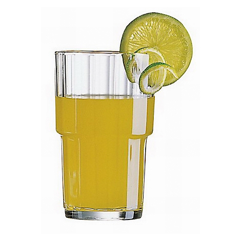 Gläser mit Orangensaft, Aprikosen, Weintrauben und Kiwi. Die Gläser sind klar und haben eine geriffelte Optik.