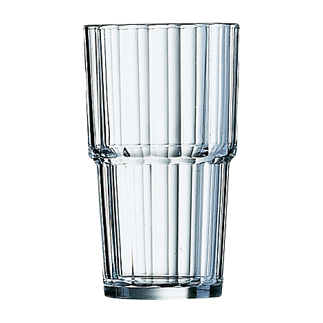 Ein hohes, geriffeltes Glas aus durchsichtigem Glas. Es hat eine zylindrische Form mit einem leicht verbreiterten Boden.