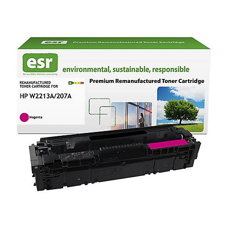 Toner Cartridge, Verpackung mit Text: "environmental, sustainable, responsible". Darunter ein Baum, eine Bürofrau, und blauer Himmel. Der Cartridge zeigt Magenta-Farbe.