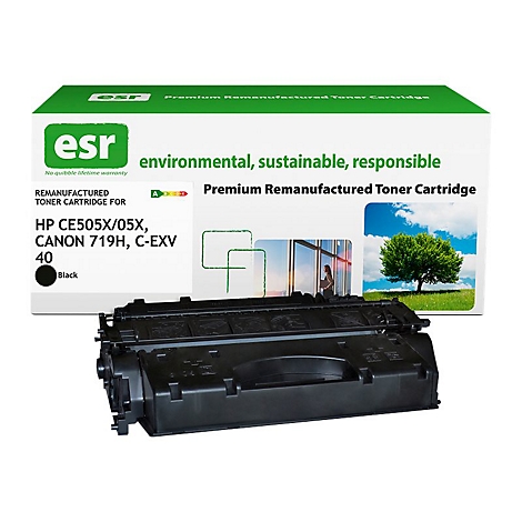 Schwarze Toner-Kartusche vor einer Verpackung mit dem Text: "environmental, sustainable, responsible".