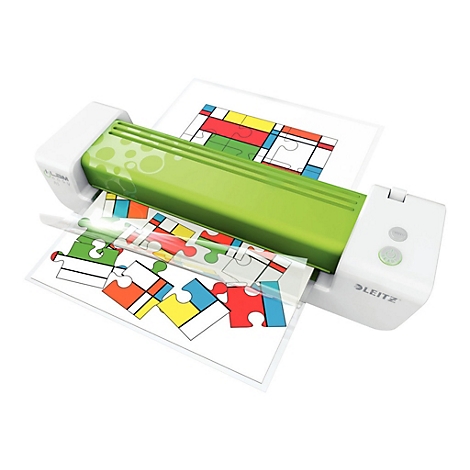 Ein weiß-grünes Leitz Laminiergerät beim Laminieren eines bunten Puzzle-Motivs.