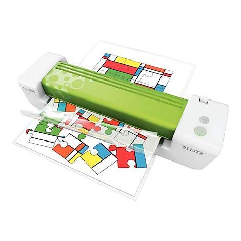 Ein weiß-grünes Leitz Laminiergerät laminiert ein Blatt Papier mit bunten Puzzleteil-Motiven.