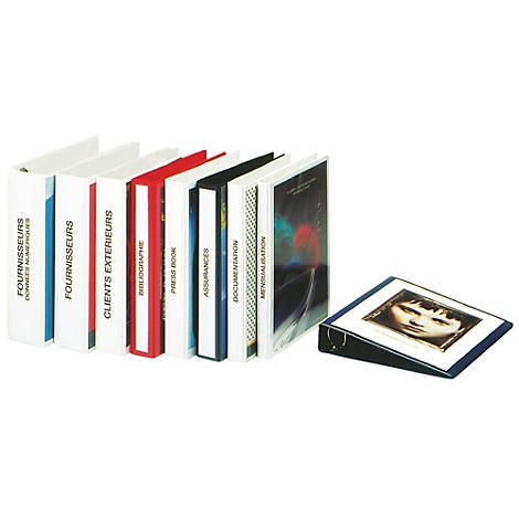 Rij gelabelde ordners. Eén map ligt ernaast.