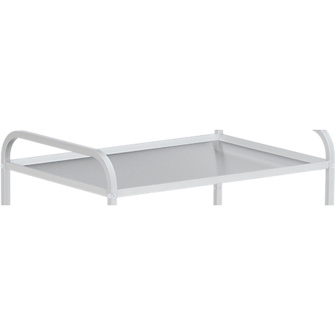 Primer plano de un carrito de servicio blanco con múltiples niveles. El carrito tiene un marco de metal y estantes de metal.