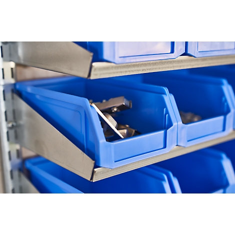 Cajas de plástico azul en una estantería con soportes metálicos. Hay herramientas metálicas en una caja.