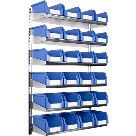 Estantería azul montada en la pared con varias filas de contenedores de almacenamiento azules. Hay etiquetas blancas en las cajas.