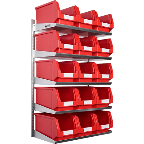 Cajas de almacenamiento rojas en estantes. Cada caja tiene una etiqueta blanca. El estante es de metal.