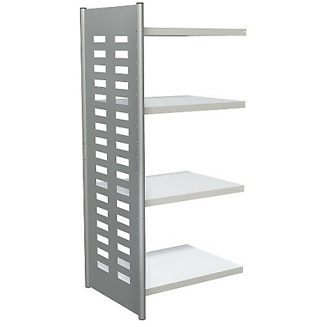 Una estantería estrecha con un panel lateral vertical de metal perforado plateado y cuatro estantes blancos sobre fondo blanco.