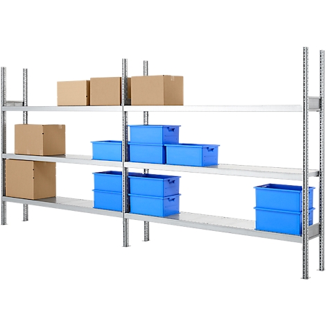 Estantería con tres estantes. Cajas de cartón y cajas azules están en los estantes.