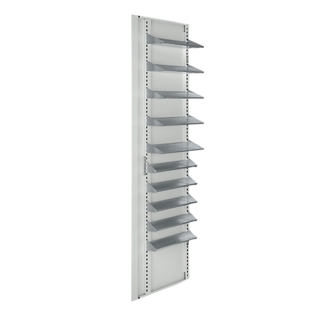Estanterías de pared grises con muchas estanterías, ligeramente inclinadas.