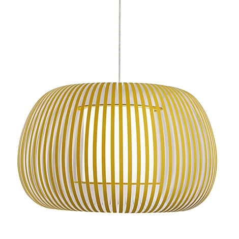 Gele hanglamp van houten latten met een wit binnenwerk. Opgehangen aan een witte kabel.