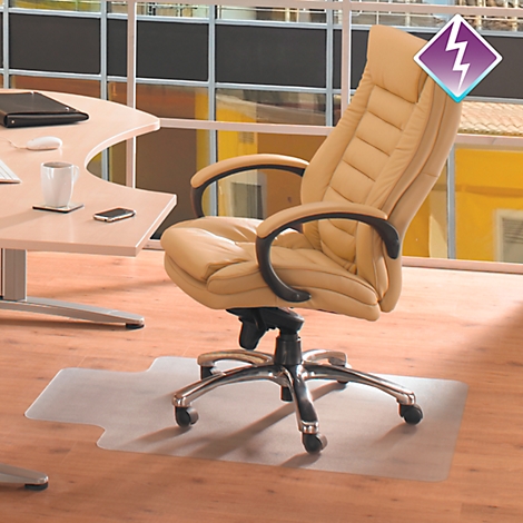 Silla de oficina beige frente a una ventana, sobre una alfombra protectora de suelo. Escritorio con accesorios a la izquierda.
