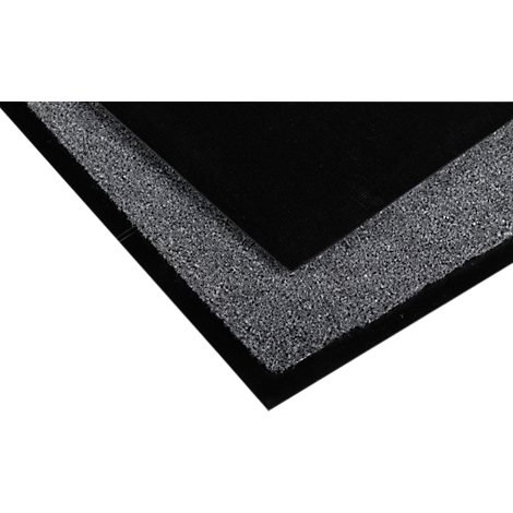 Primer plano de una esquina de una alfombra negra con un borde gris.