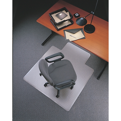 Alfombra transparente para silla de oficina con silla frente al escritorio.