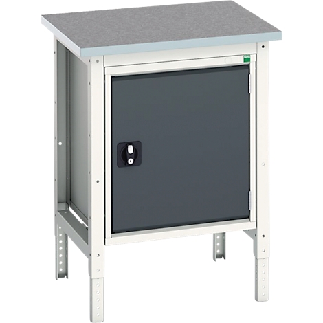 Établi avec compartiment armoire. Porte grise avec poignée noire et plan de travail anthracite. Sur cadre métallique blanc.