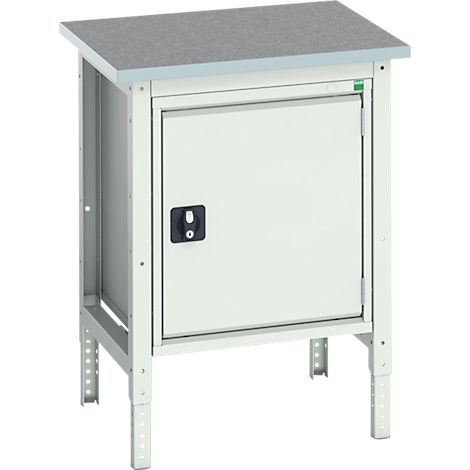 Établi blanc avec plan de travail gris et porte d'armoire.