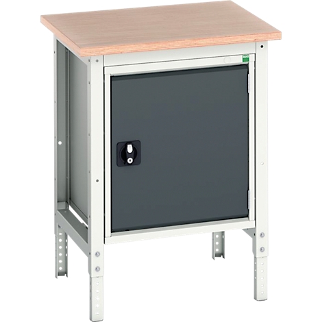 Établi avec porte grise, plan de travail en bois et cadre blanc.