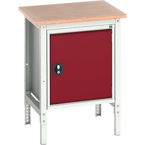 Établi avec porte rouge et plateau en bois. L'établi repose sur des pieds blancs. Le fond est blanc.