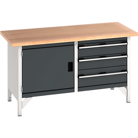 Établi avec plateau en bois, armoires et tiroirs gris. Les tiroirs et l'armoire ont des poignées argentées.