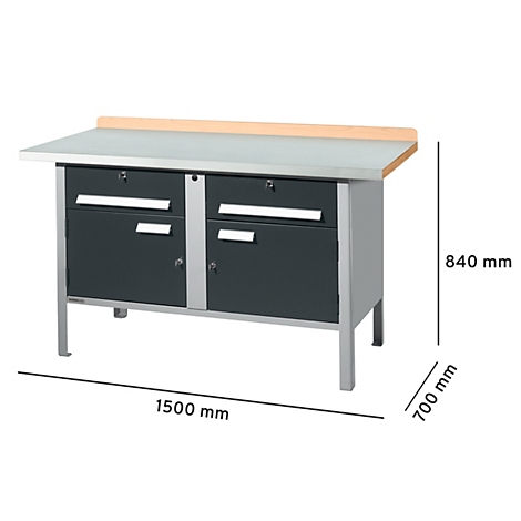 Établi avec plateau en métal gris, tiroirs sombres et rebord en bois. Dimensions : 1500x700x840 mm.