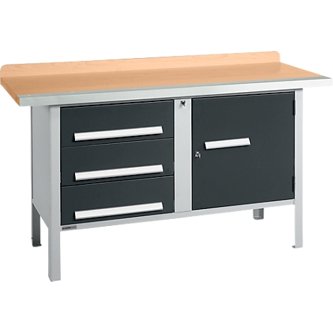 Établi avec plateau en bois, tiroirs et armoire gris. Poignées et pieds argentés, cadre métallique.