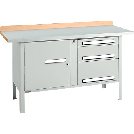 Établi gris, avec dessus en bois, armoire, tiroirs et poignées en acier inoxydable.
