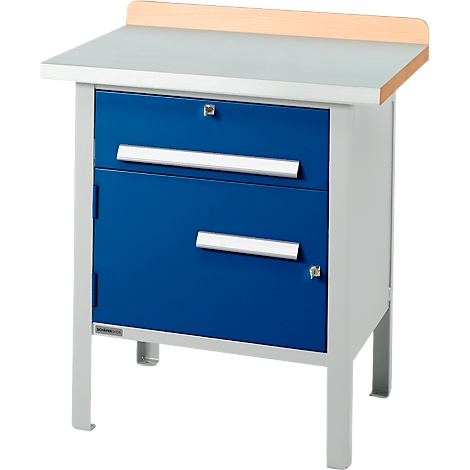Établi avec armoire et tiroirs bleus, surface de travail en bois clair.
