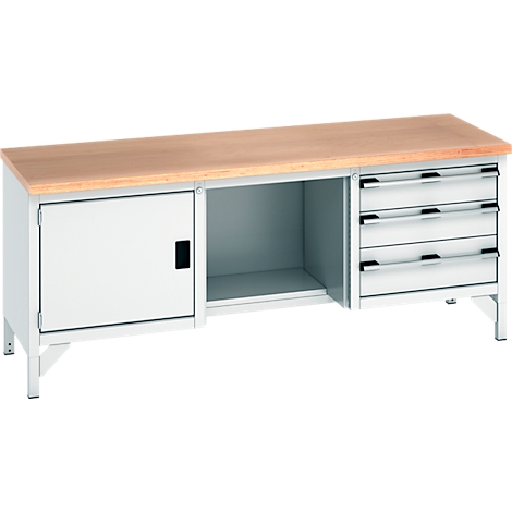 Établi avec plateau en bois, armoire, tiroirs et rangement ouvert. Cadre métallique. Atelier. Gris et blanc.