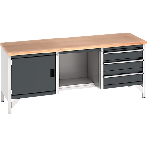 Établi avec plateau en bois, tiroirs gris et porte de placard.