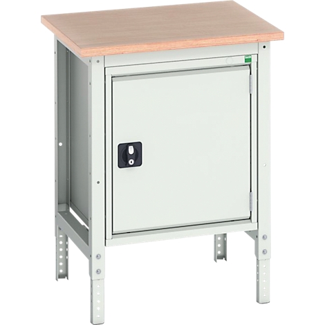 Établi avec plateau en bois et armoire métallique, avec porte et poignée. Le cadre est en métal.