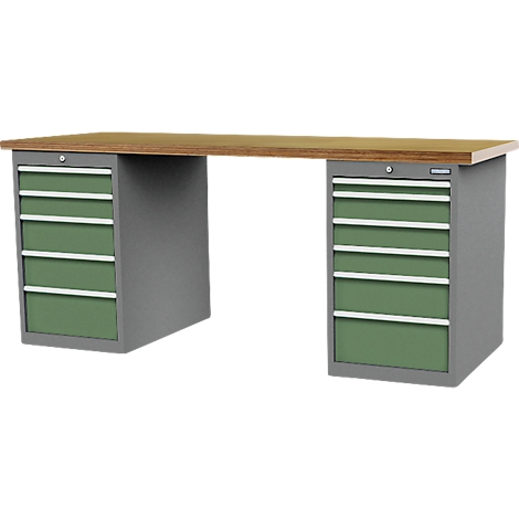 Établi avec cadre en métal gris, tiroirs verts et dessus en bois.