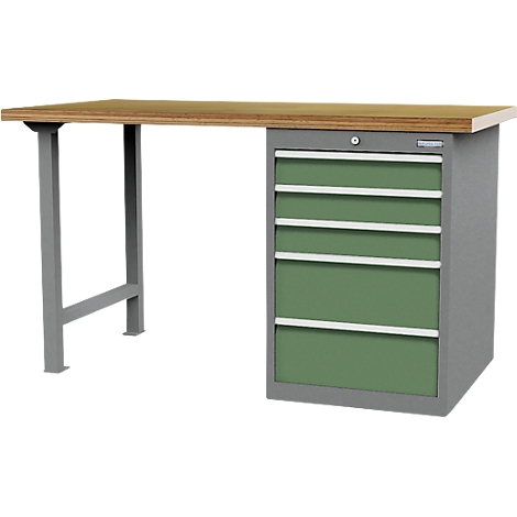 Établi avec pieds gris et armoire verte à tiroirs. Le plateau de la table est en bois.