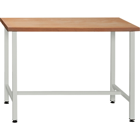 Une simple table en bois avec un cadre en métal blanc. Le plateau est brun clair, les pieds sont blancs et ont des pieds noirs.