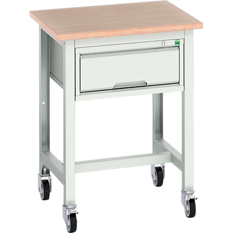 Établi à roulettes. Plan de travail supérieur en bois, tiroir et cadre gris. Le chariot repose sur quatre roues.