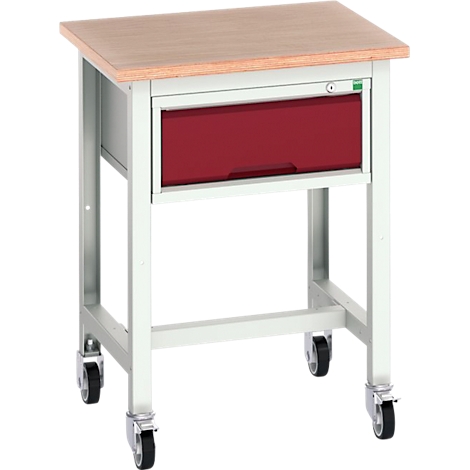 Table d'atelier roulante avec plateau en bois brun clair, tiroir rouge et pieds en métal blanc, sur roulettes.