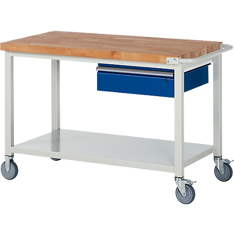 Chariot d'atelier avec plateau en bois, cadre gris, un tiroir bleu et quatre roulettes sur fond blanc.
