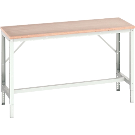 Établi avec un plateau en bois et un cadre en métal gris. La table repose sur quatre pieds.