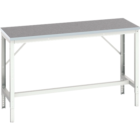 Un établi gris avec un cadre en métal blanc. Le plateau de la table a une surface texturée. Quatre pieds, reliés par des barres transversales, soutiennent le cadre.