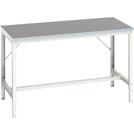 Un établi blanc avec un plateau gris. La table a des pieds rectangulaires et une barre transversale pour la stabilisation.