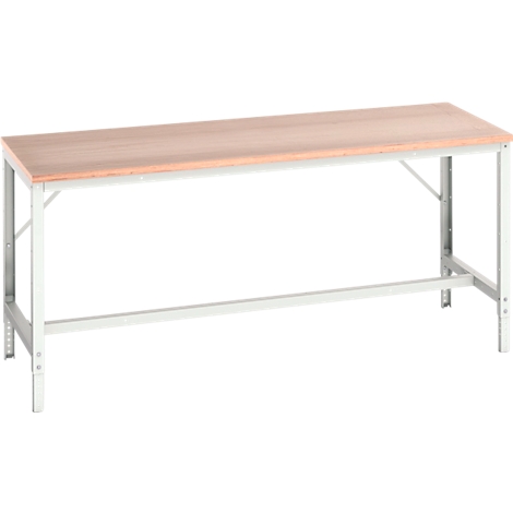 Un long établi avec un plateau en bois marron et un cadre en métal gris.