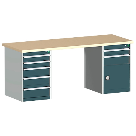 Établi avec un plan de travail beige, des côtés gris et des portes de tiroirs et d'armoires bleues.