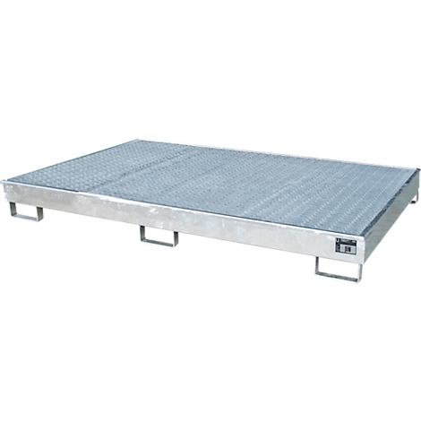 Metalen pallet met een gegroefd oppervlak. Kleine voetjes staan op de vier hoeken.