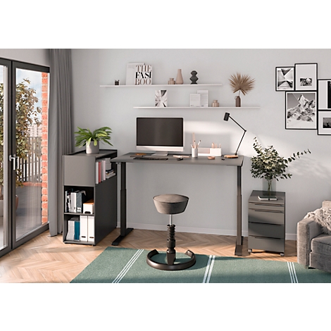 Bureau réglable en hauteur avec chaise et bibliothèque devant une fenêtre.