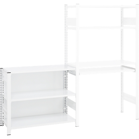 Système d'étagères blanches qui sert de bureau et d'étagère.