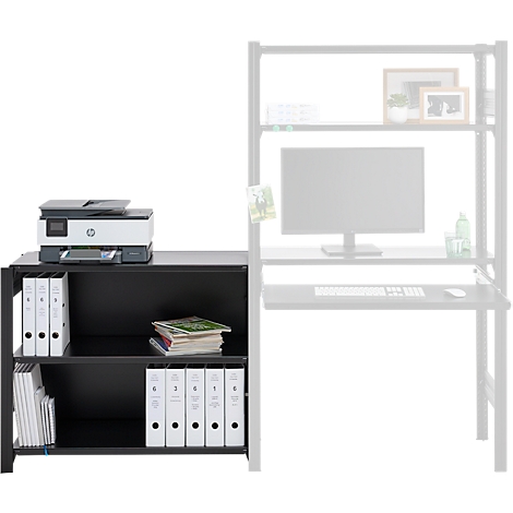 Étagère noire avec imprimante et dossiers. Compartiments d'étagères avec livres et magazines. A droite, un bureau avec un ordinateur.