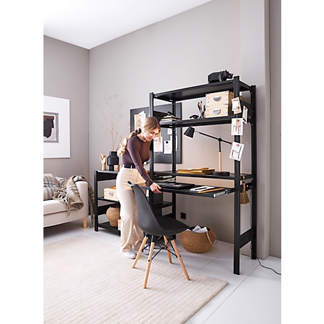 Une femme place une chaise devant une étagère noire avec un bureau.